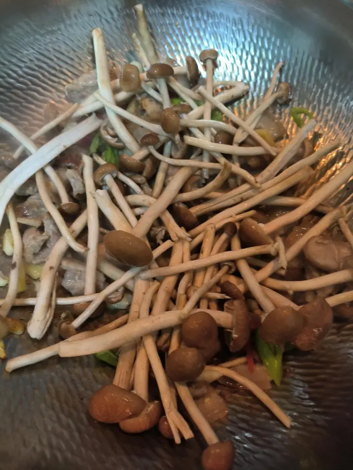 茶树菇炒肉 第 8 步