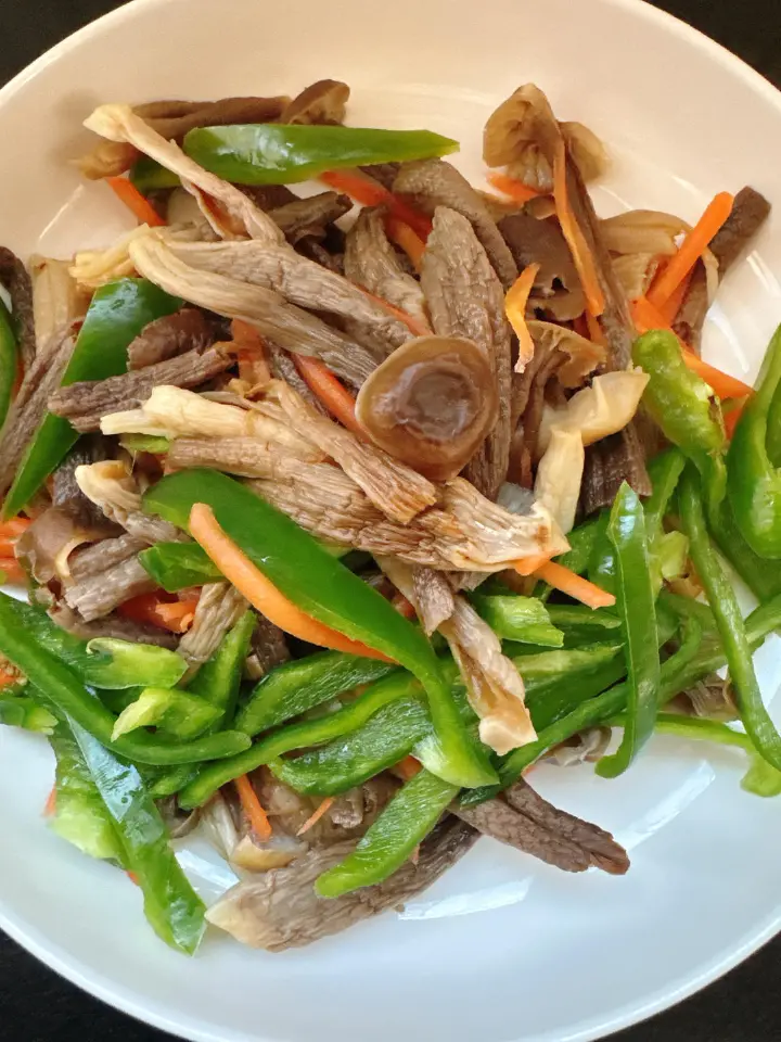 鹿茸菇炒肉 第 2 步