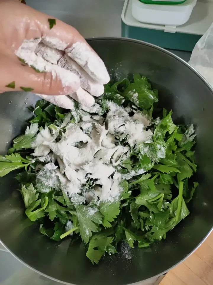 快手蒸芹菜叶 第 3 步