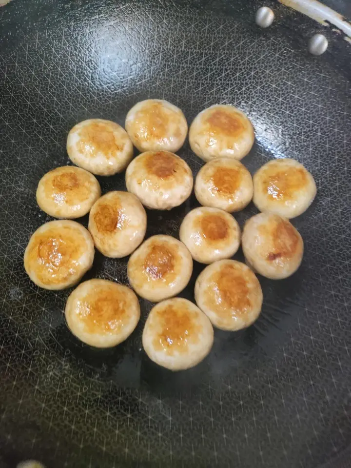 口蘑虾滑 第 6 步