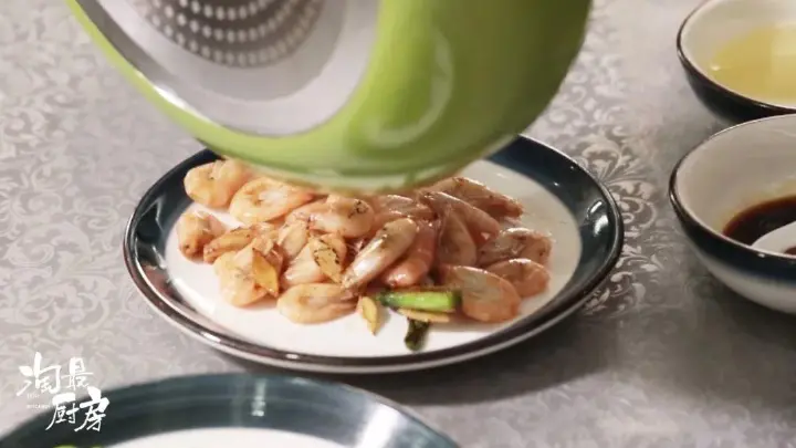青菜豆瓣炒白米虾 第 8 步