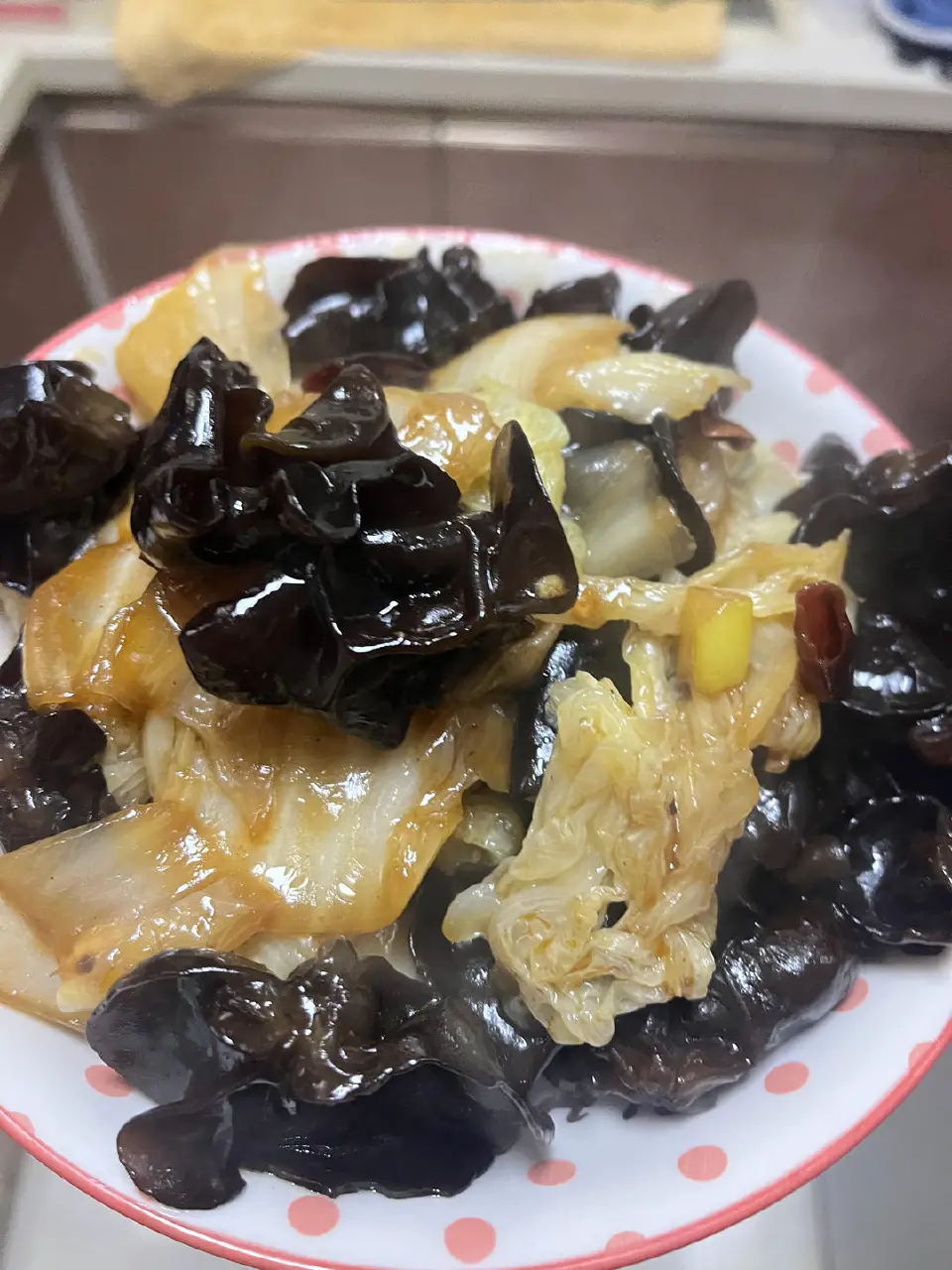 白菜炒木耳成品图