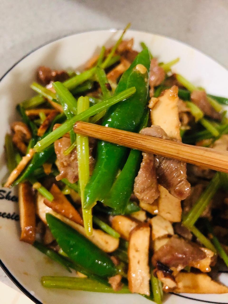 芹菜香干炒肉成品图