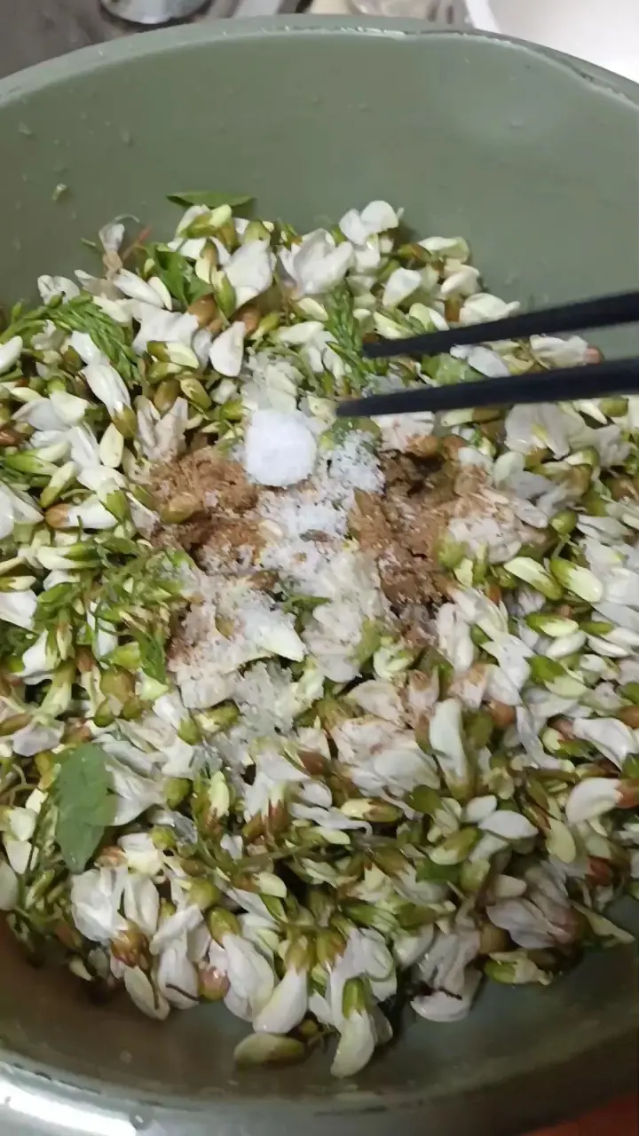 煎蒸洋槐花 第 2 步