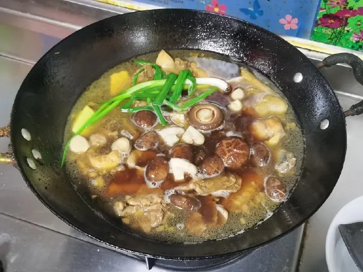 栗子香菇焖鸡 第 8 步