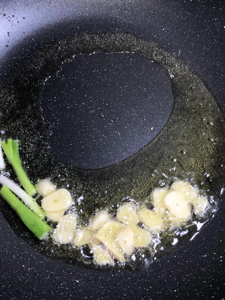 海鲜菇炒肉丝 第 5 步