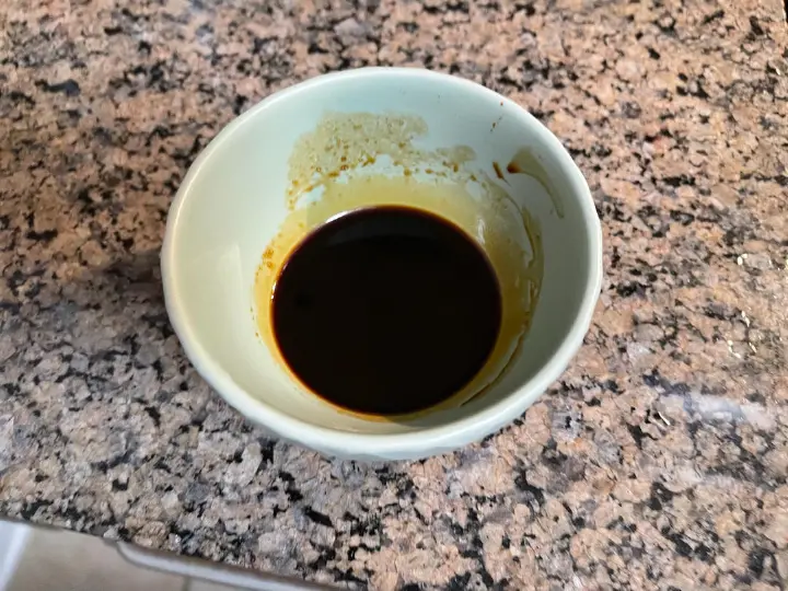 大排档风味韭菜豆芽炒米粉 第 3 步