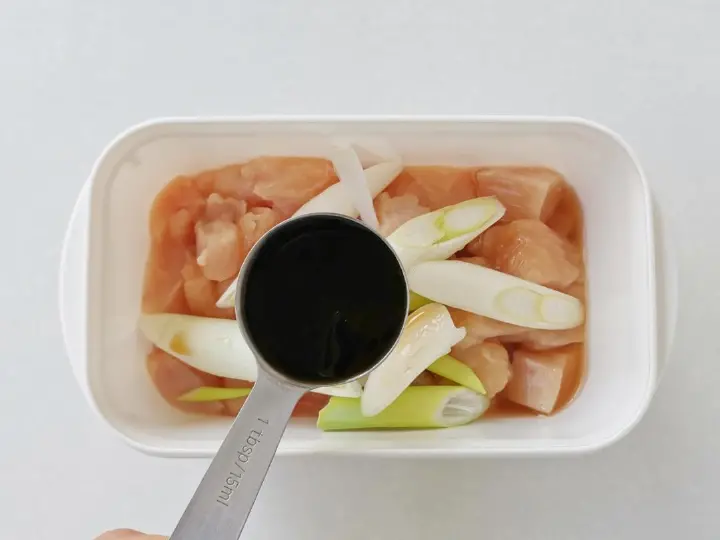 蒜香口蘑鸡丁 第 2 步