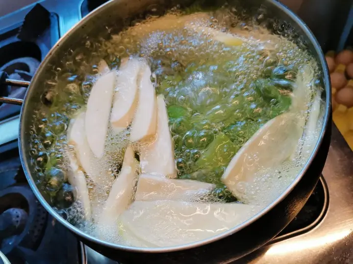 培根炒莴笋茭白 第 4 步
