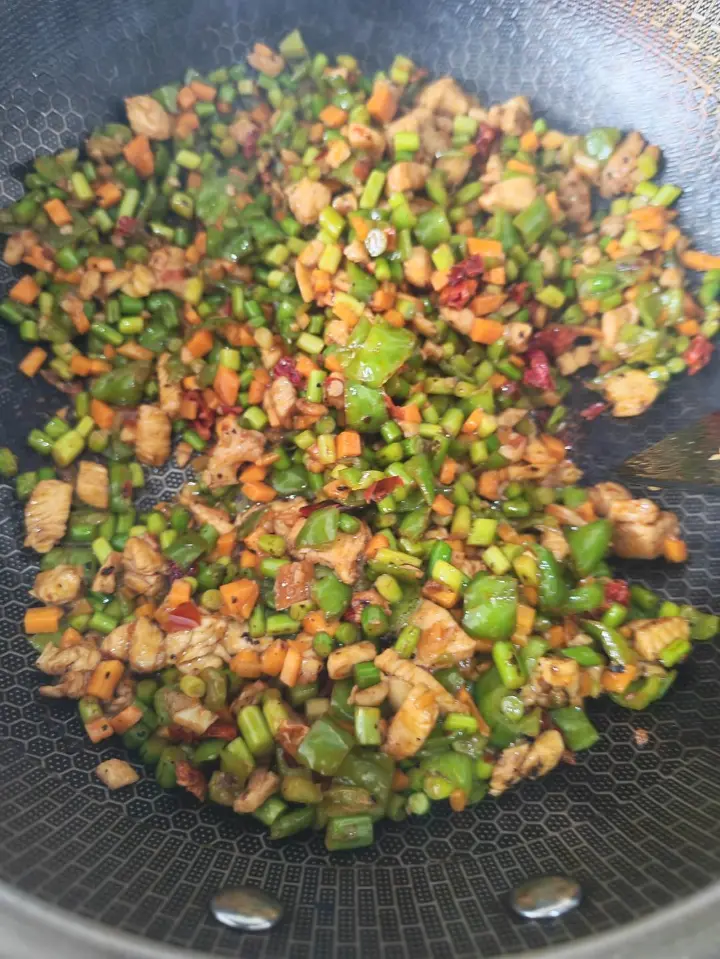 蒜苔鸡肉丁 第 13 步