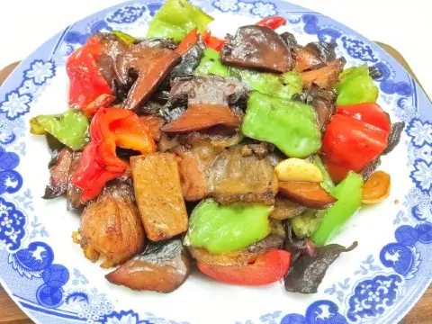 牛肝菌炒腊肉