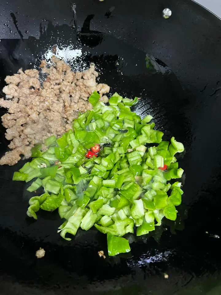 肉末炒毛豆 第 6 步
