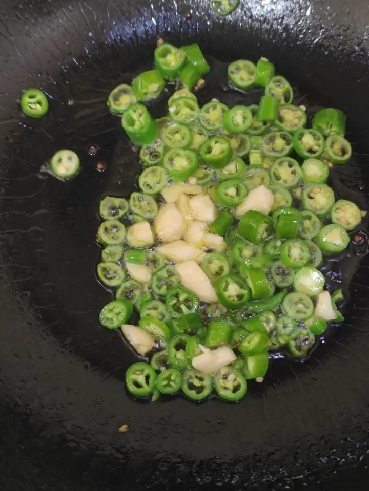二荆条炒玉米粒 第 2 步