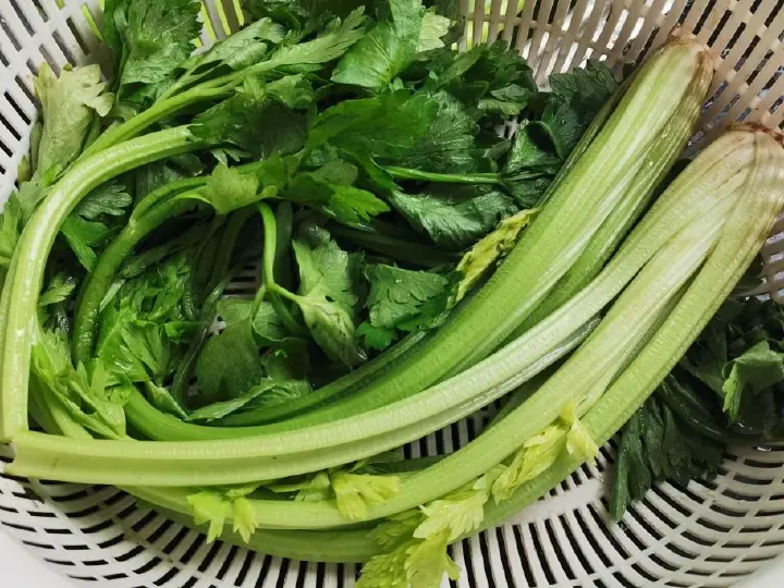 芹菜炒肉丝 第 1 步