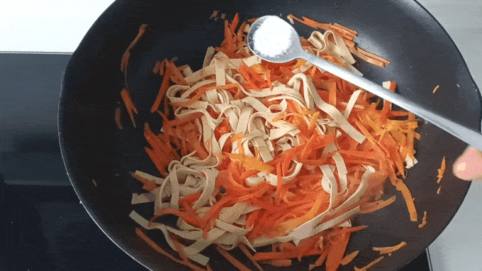 菠菜炒豆皮胡萝卜 第 7 步