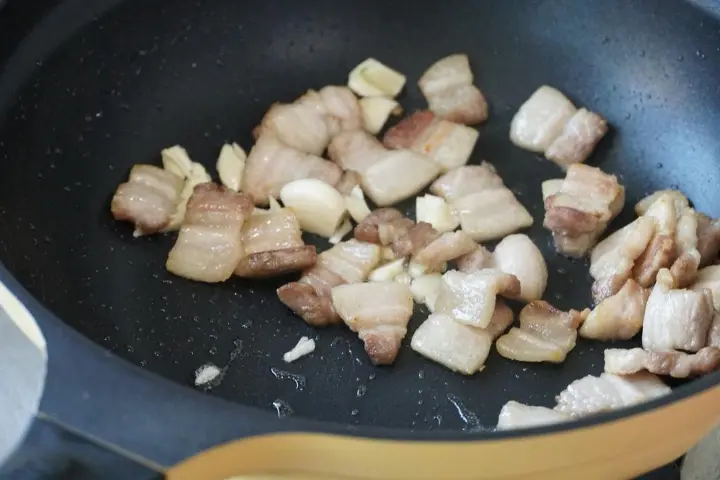 五花肉炒蒜苗 第 5 步