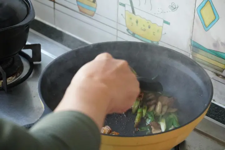 五花肉炒蒜苗 第 7 步