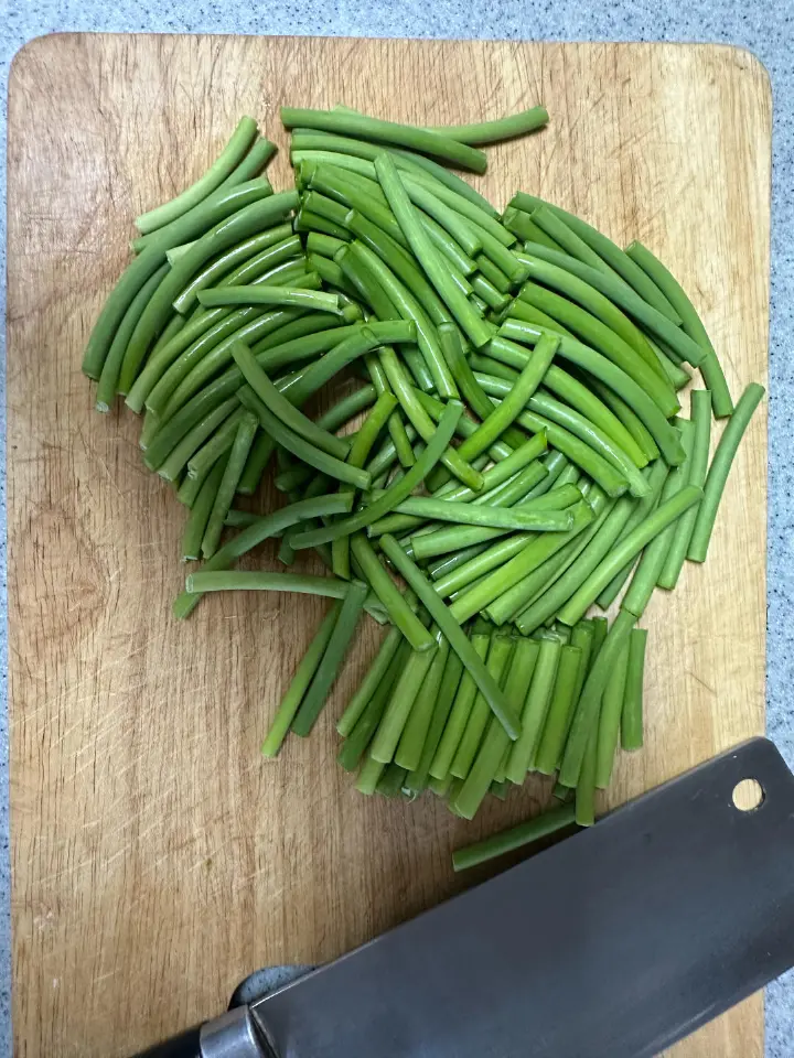 鸡蛋炒蒜薹 第 1 步