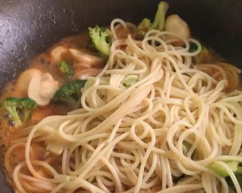 番茄虾仁意面 第 7 步