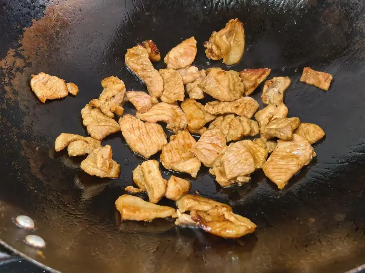 平菇炒肉 第 5 步
