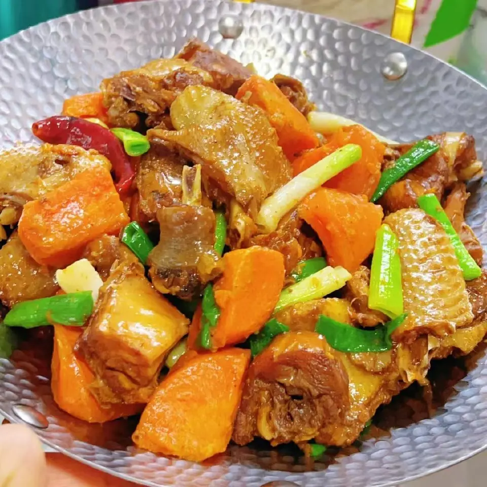 锅仔腊板鸡成品图