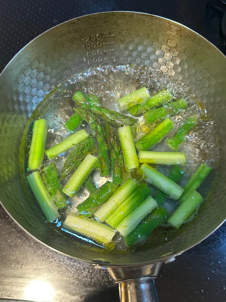 芦笋口蘑炒三文鱼 第 2 步