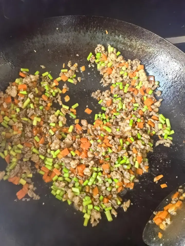 蒜苔炒肉粒 第 6 步