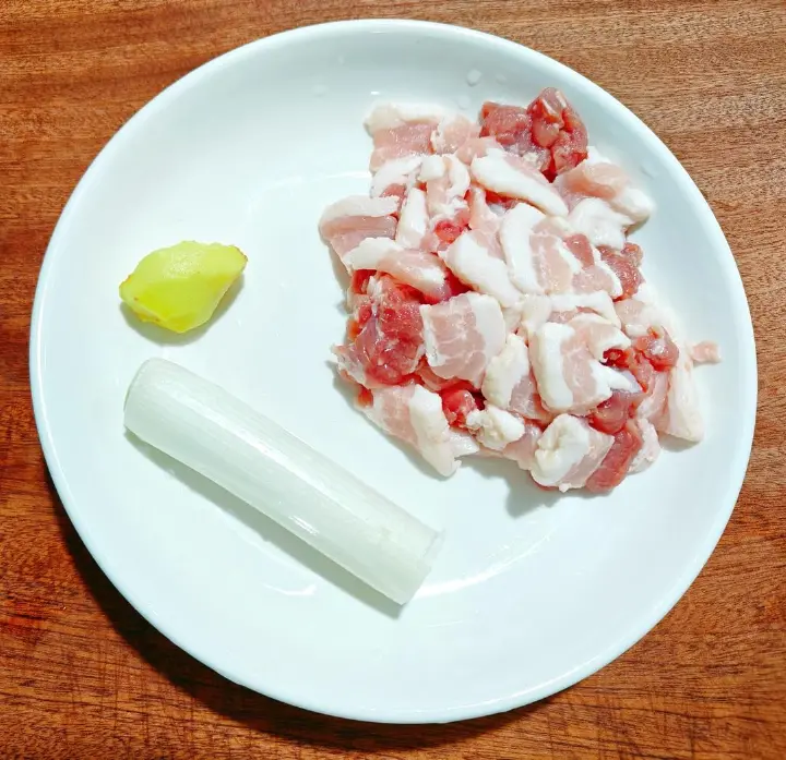 蒜苔炒肉 第 2 步