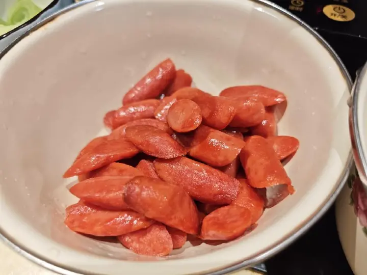 辣椒炒火腿肠 第 1 步