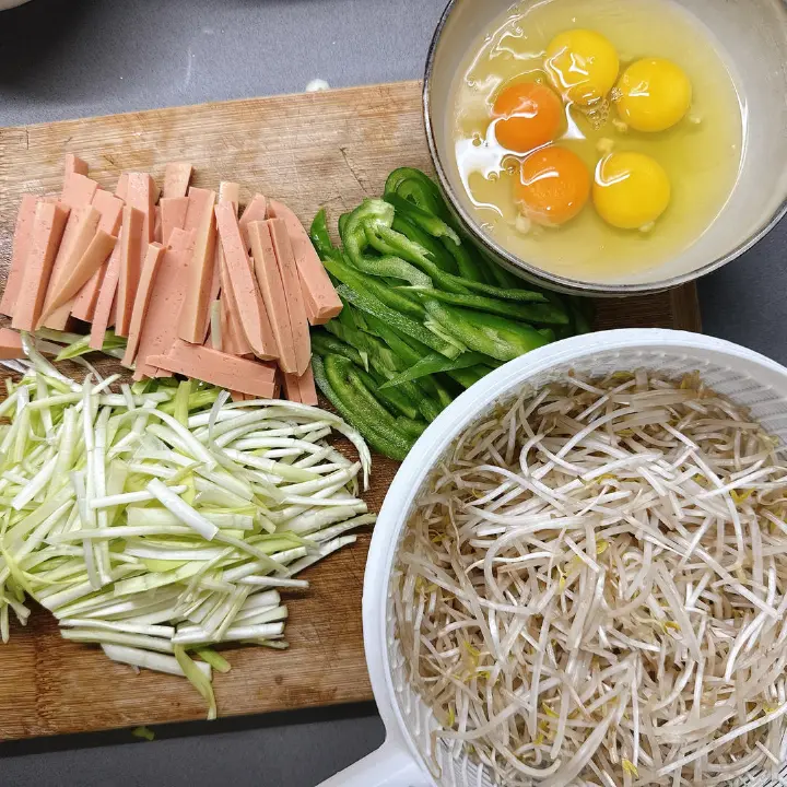 三丝火腿炒鸡蛋 第 1 步