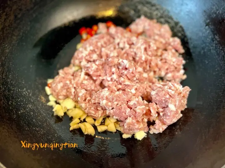 酸菜肉末 第 3 步