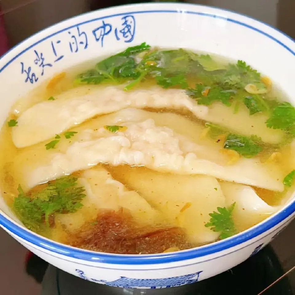 虾滑面片汤成品图