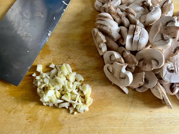 奶油菠菜蘑菇大虾意面 第 8 步