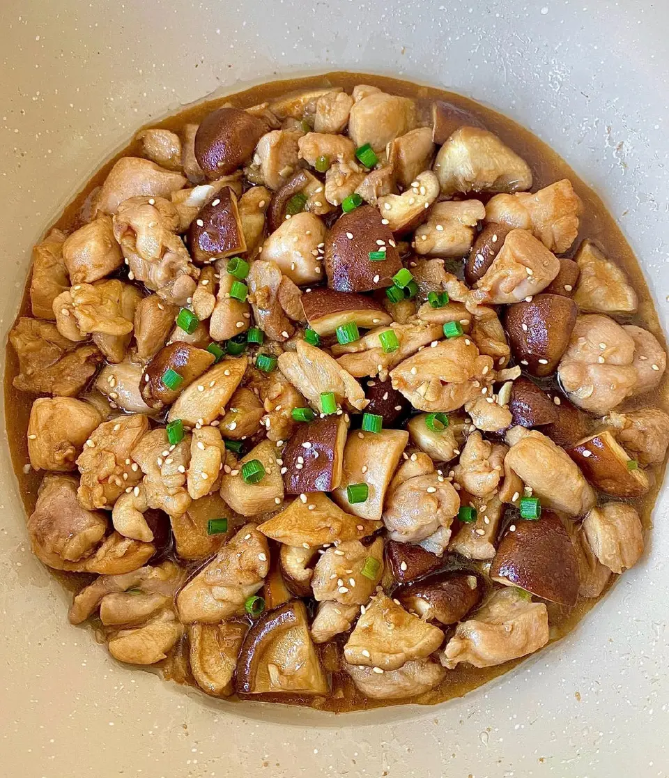 电饭锅香菇焖鸡成品图