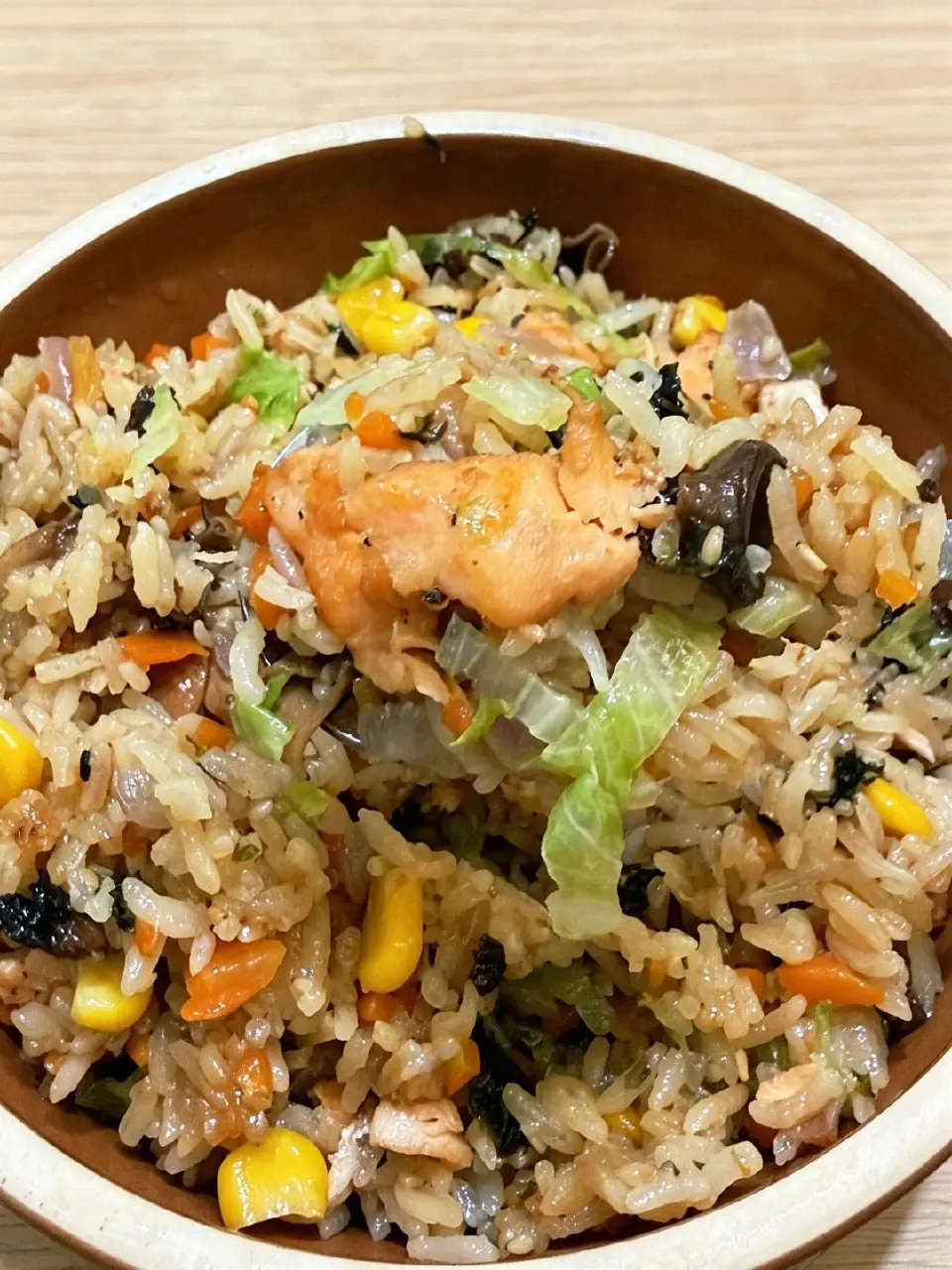 三文鱼菌菇焖饭成品图