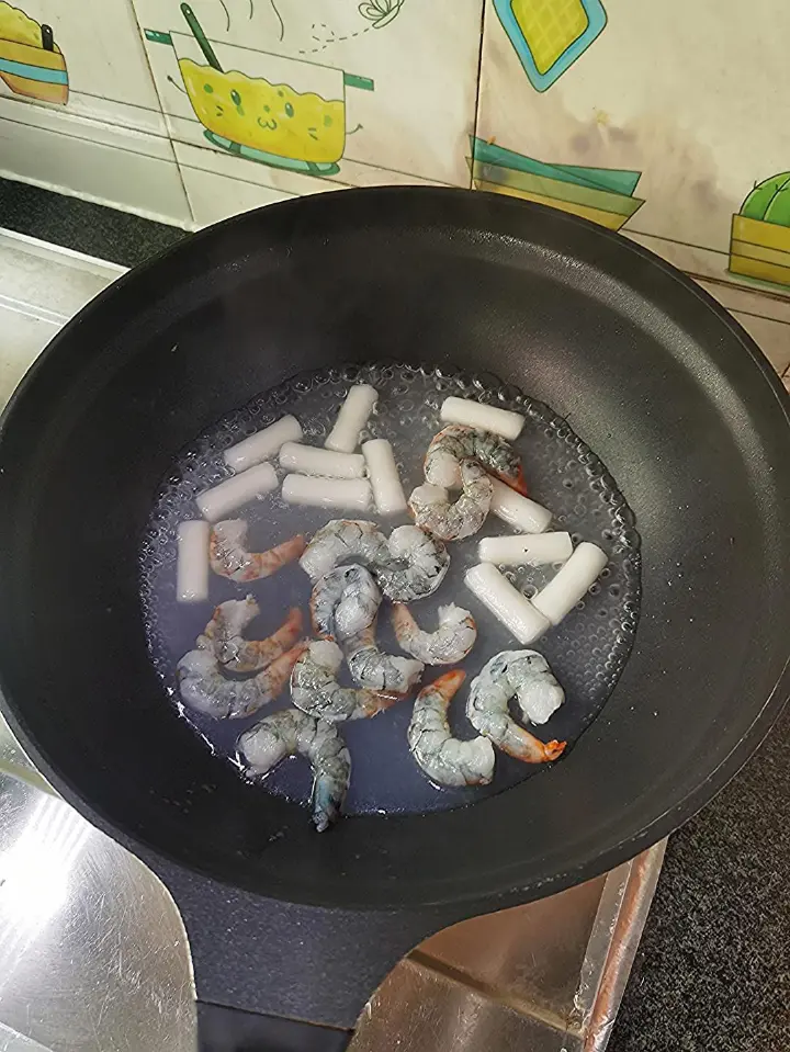 甜辣酱炒年糕虾仁 第 5 步