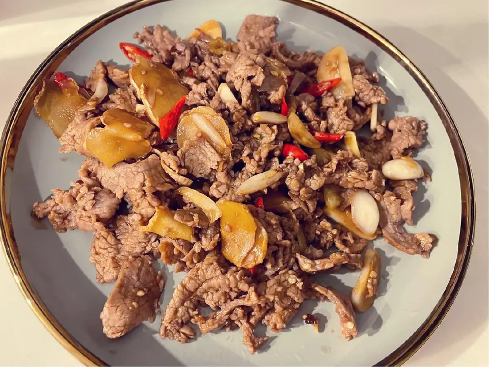 小炒黄牛肉成品图