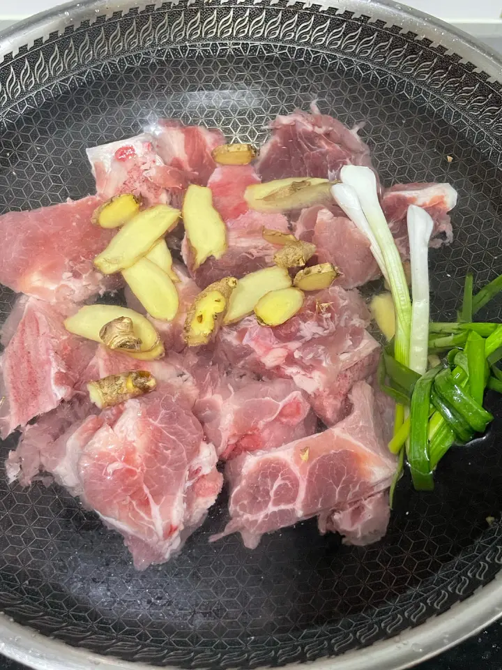 萝卜玉米大骨汤 第 1 步