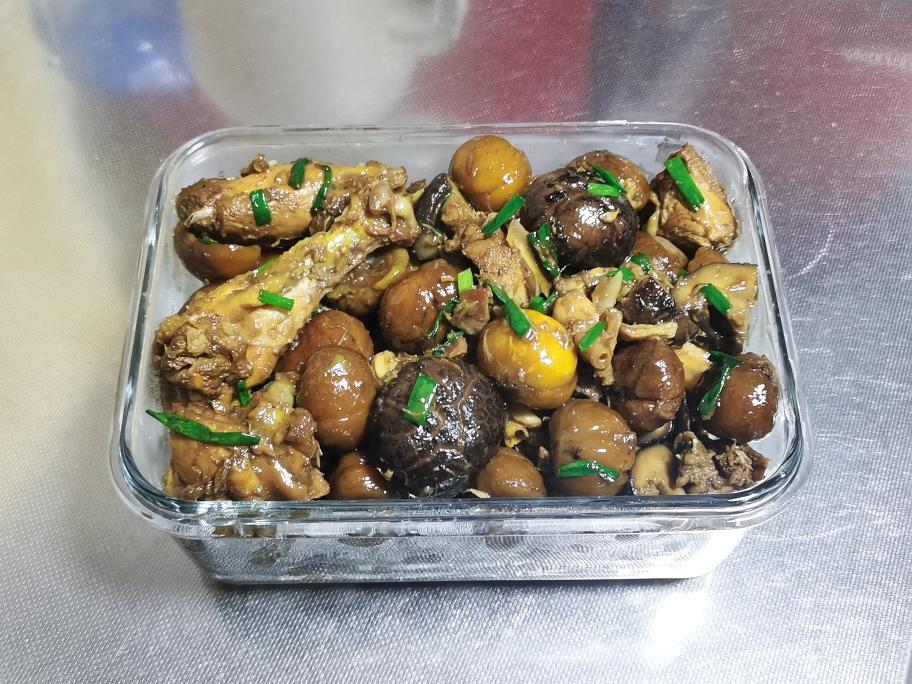 栗子香菇焖鸡成品图