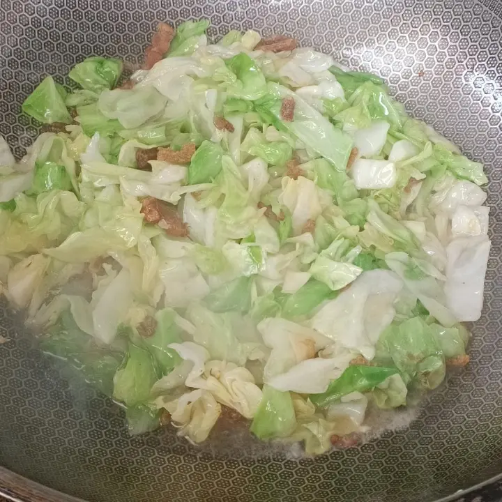 虾米五花肉渣炒包菜 第 4 步