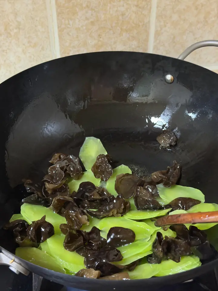 莴笋木耳炒肉片 第 15 步