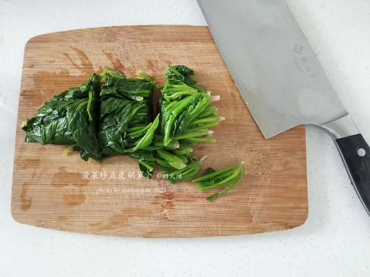 菠菜炒豆皮胡萝卜 第 2 步