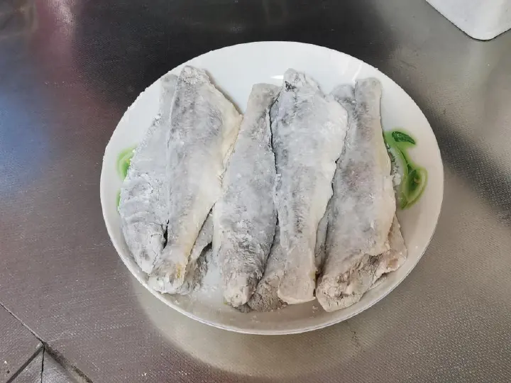 干煎小黄鱼与雪菜烧黄鱼 第 3 步