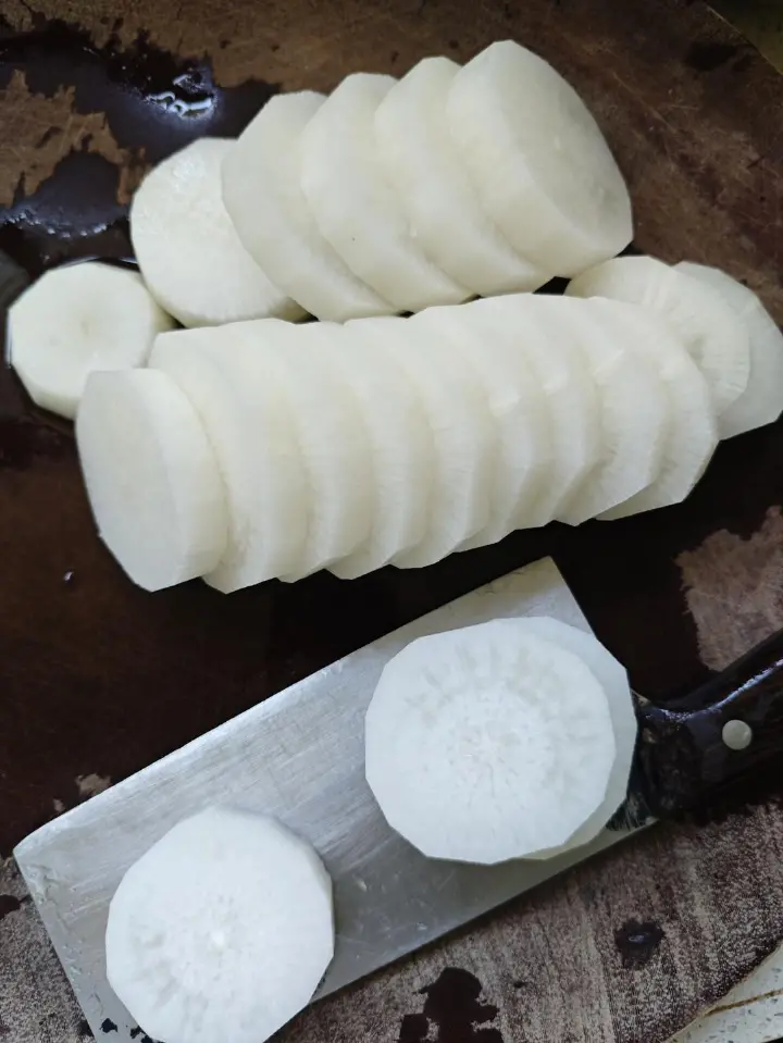 砂锅香菇素烧白萝卜 第 2 步
