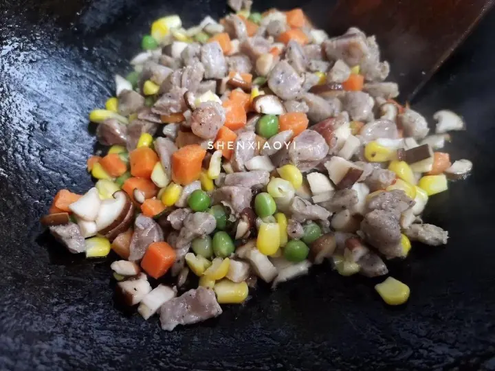 香肠香菇焖饭 第 2 步