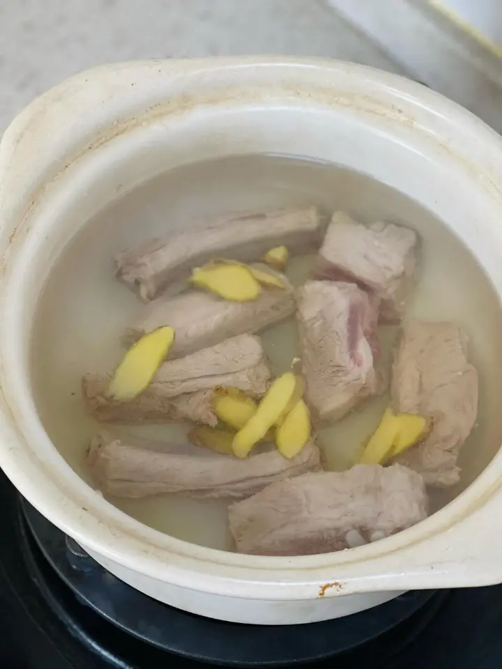 猪肋排炖白萝卜 第 2 步
