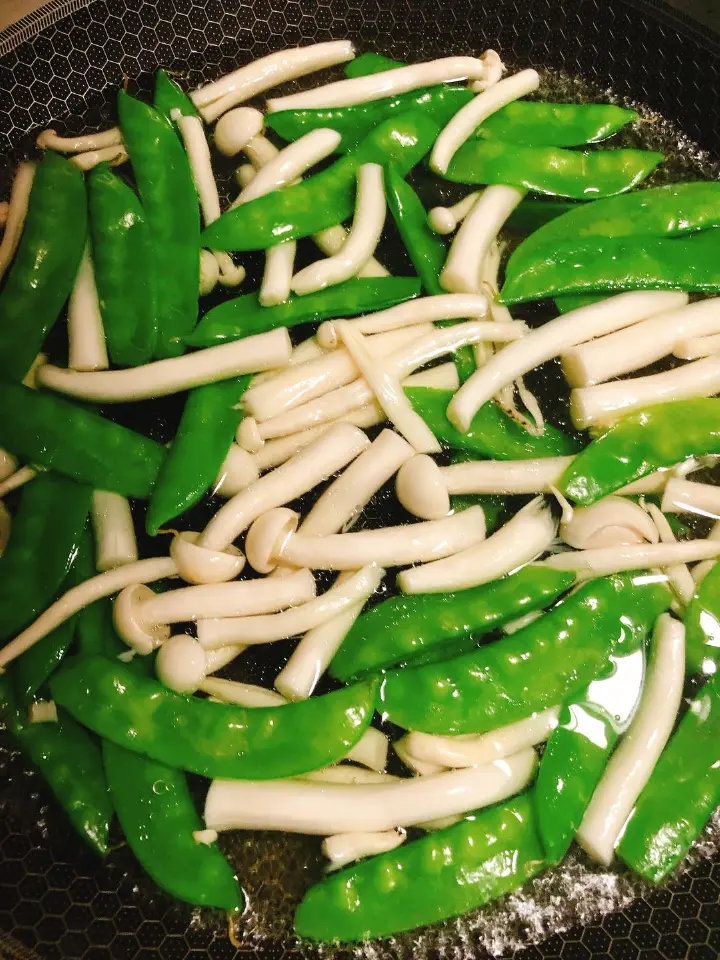 海鲜菇荷兰豆炒虾仁 第 4 步