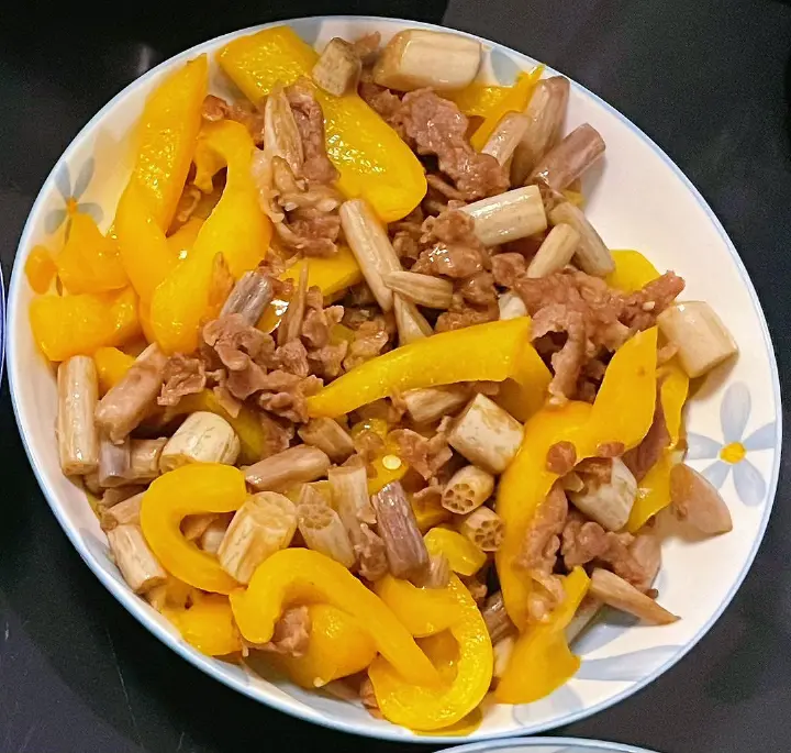 彩椒藕带炒肉片 第 4 步
