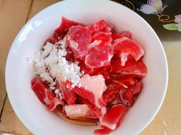 酸菜炒肉片 第 2 步