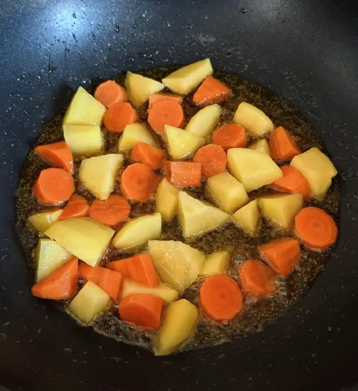土豆胡萝卜炖牛肉 第 2 步